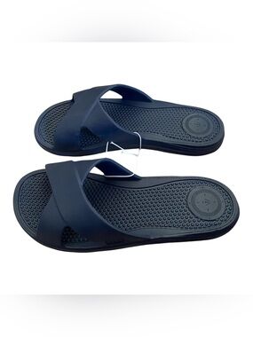 New totes made with Everywear Technology rubber sandals women’s size 8 & 9